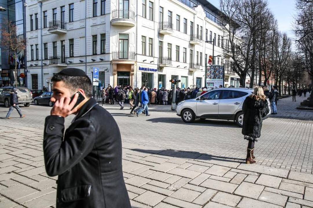 Eilėje prie buvusio Ūkio banko vos nekilo muštynės 
