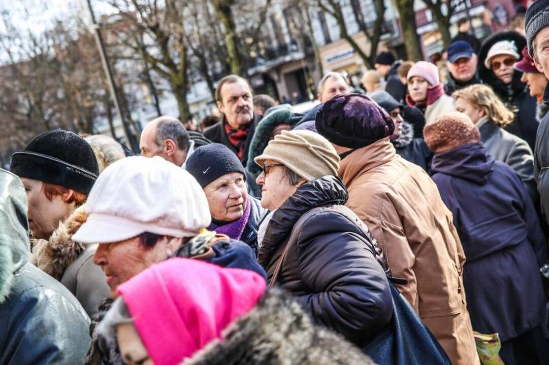 Eilėje prie buvusio Ūkio banko vos nekilo muštynės 