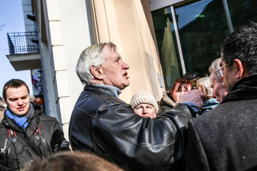 Eilėje prie buvusio Ūkio banko vos nekilo muštynės 