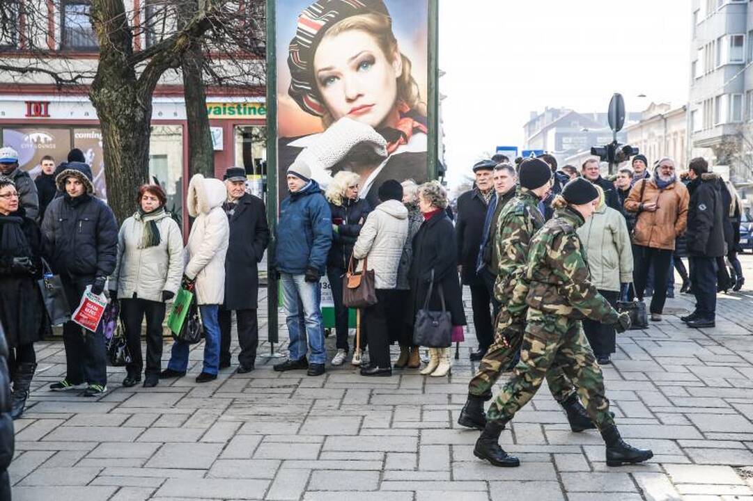 Eilėje prie buvusio Ūkio banko vos nekilo muštynės 