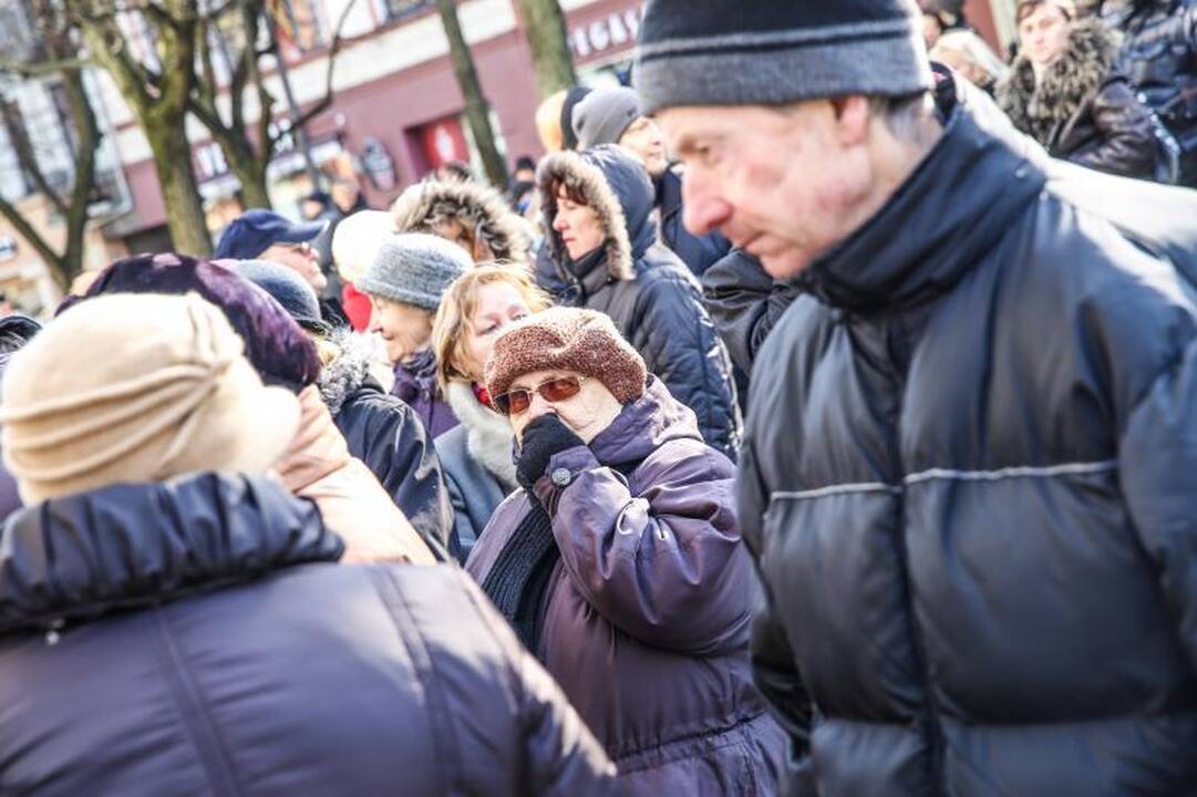 Eilėje prie buvusio Ūkio banko vos nekilo muštynės 