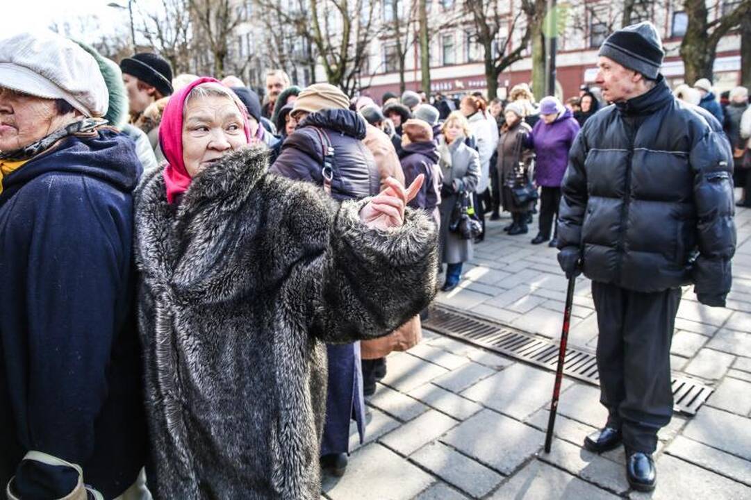 Eilėje prie buvusio Ūkio banko vos nekilo muštynės 