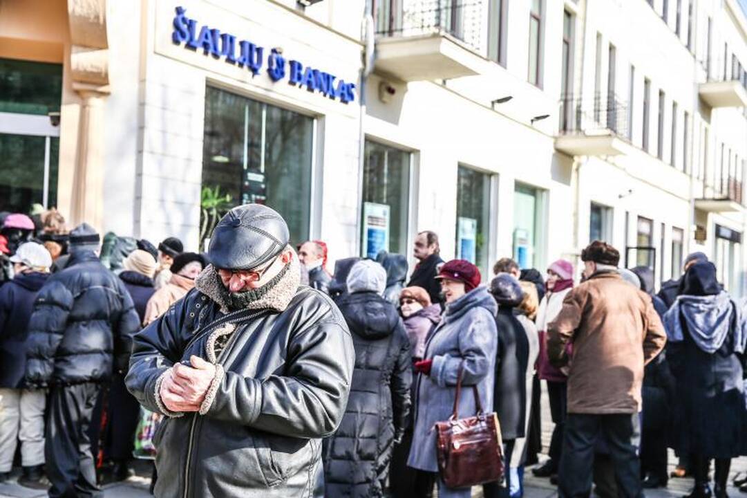 Eilėje prie buvusio Ūkio banko vos nekilo muštynės 