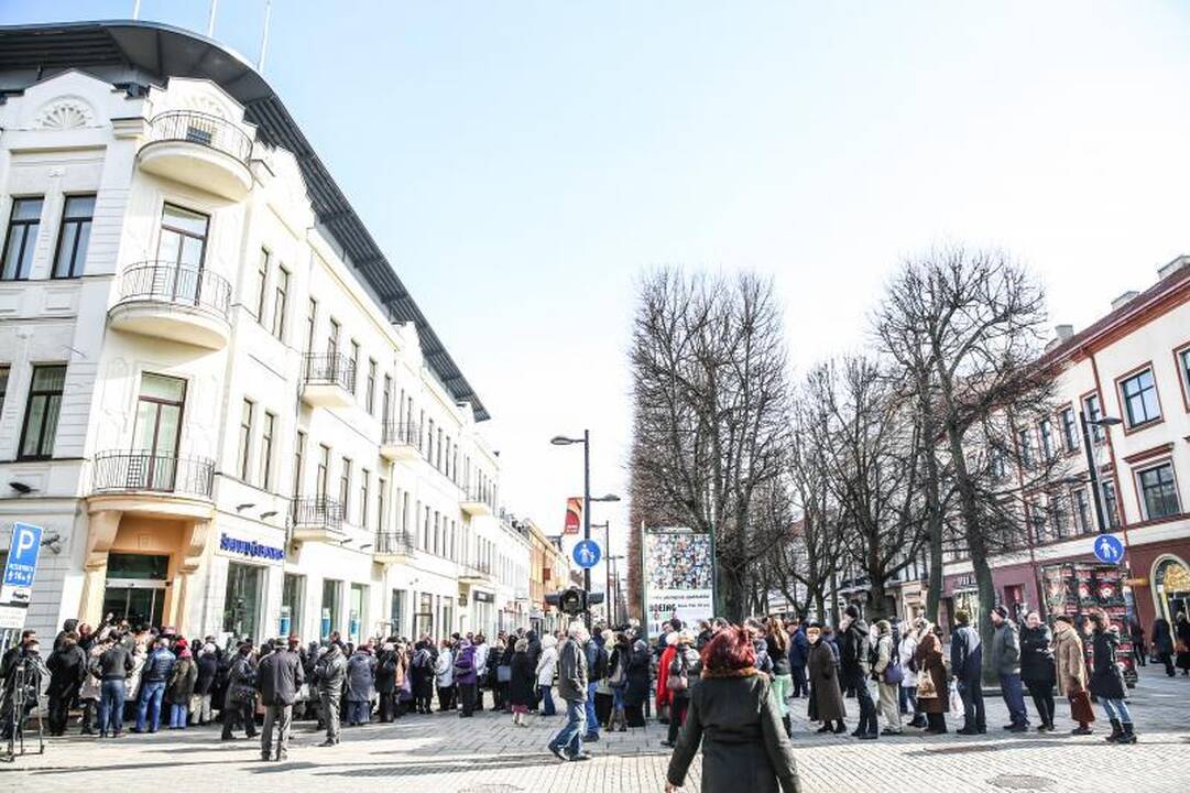 Eilėje prie buvusio Ūkio banko vos nekilo muštynės 