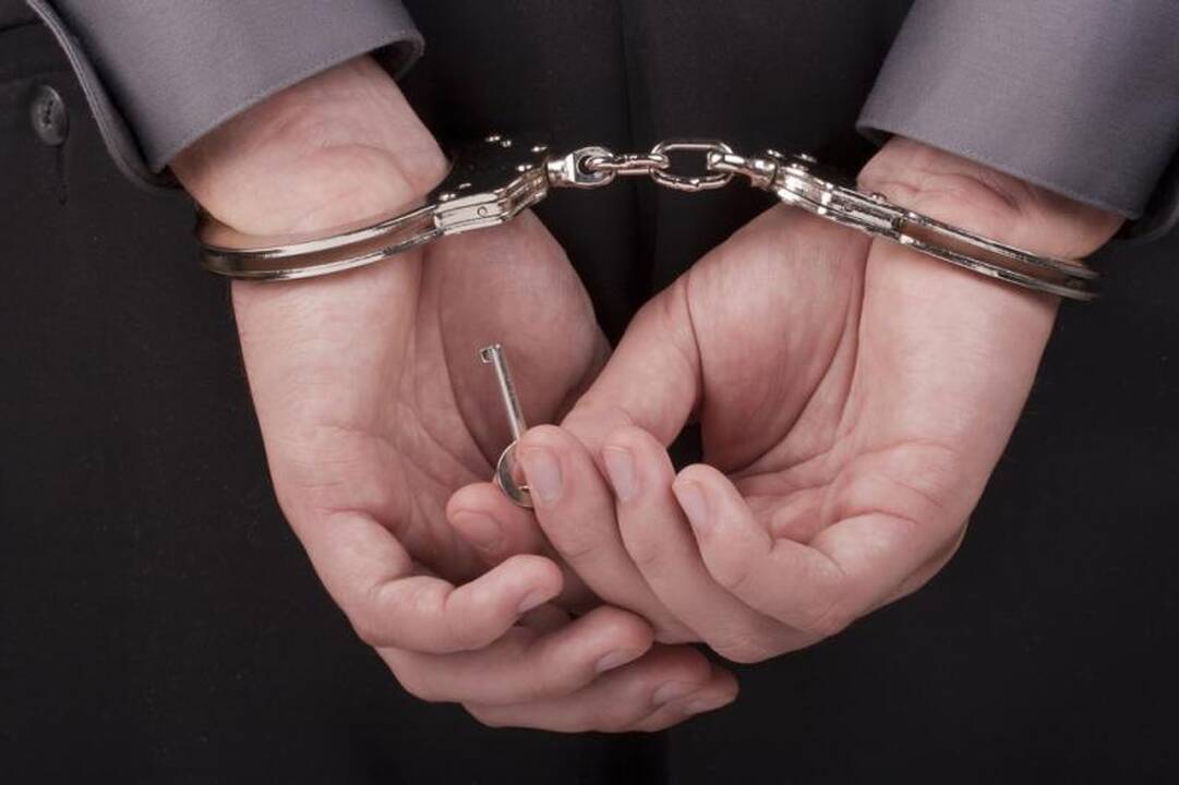 Dukrą seksualiai išnaudojęs pensininkas už grotų praleis 8 metus 