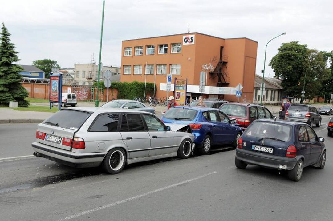 „Pasibučiavę“ keturi automobiliai užkimšo Pilies gatvę