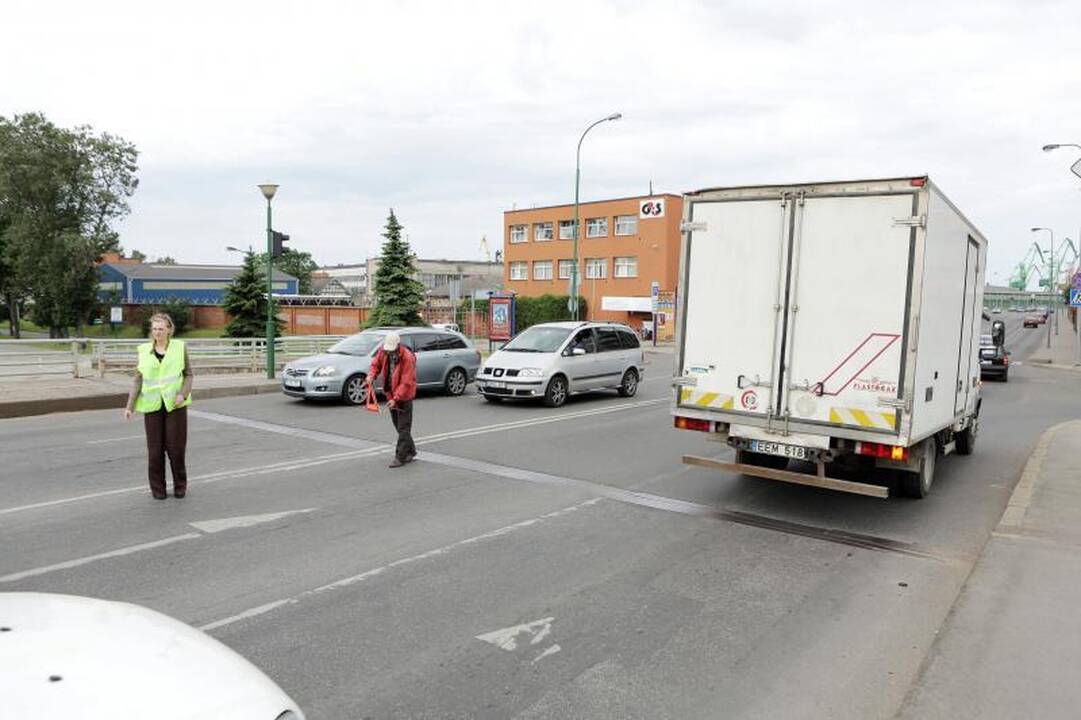 „Pasibučiavę“ keturi automobiliai užkimšo Pilies gatvę