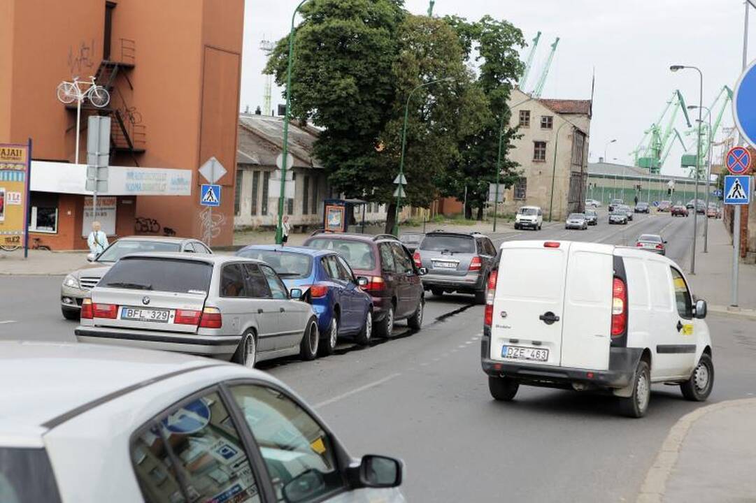 „Pasibučiavę“ keturi automobiliai užkimšo Pilies gatvę