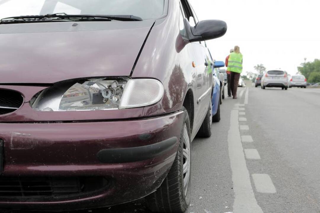 „Pasibučiavę“ keturi automobiliai užkimšo Pilies gatvę