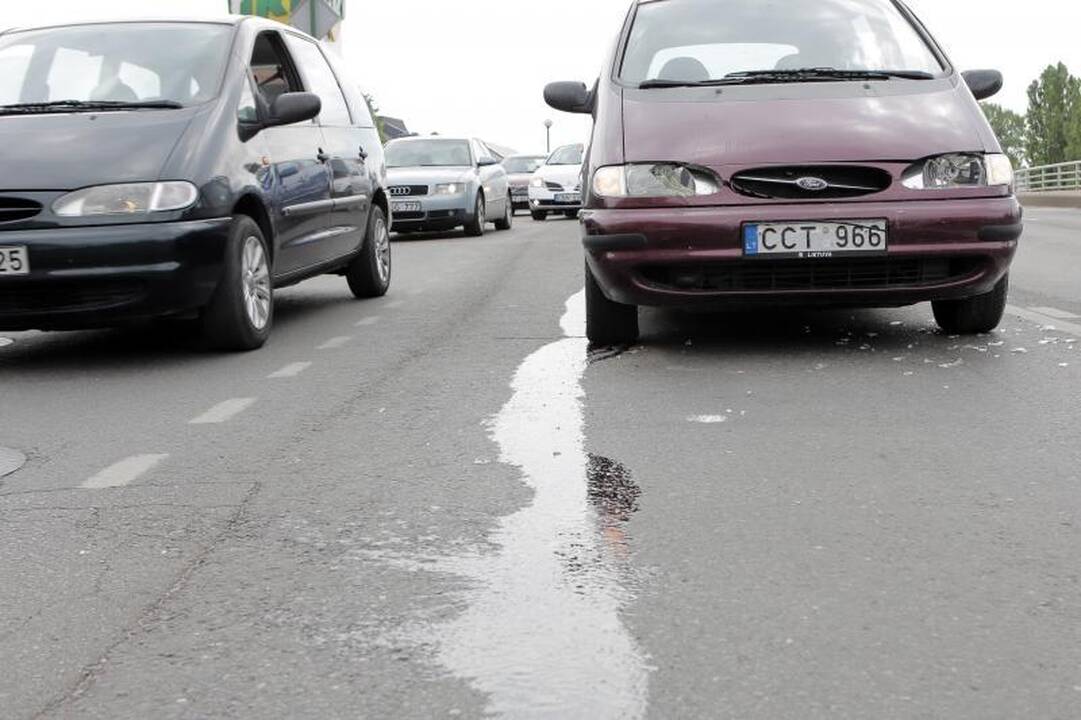 „Pasibučiavę“ keturi automobiliai užkimšo Pilies gatvę