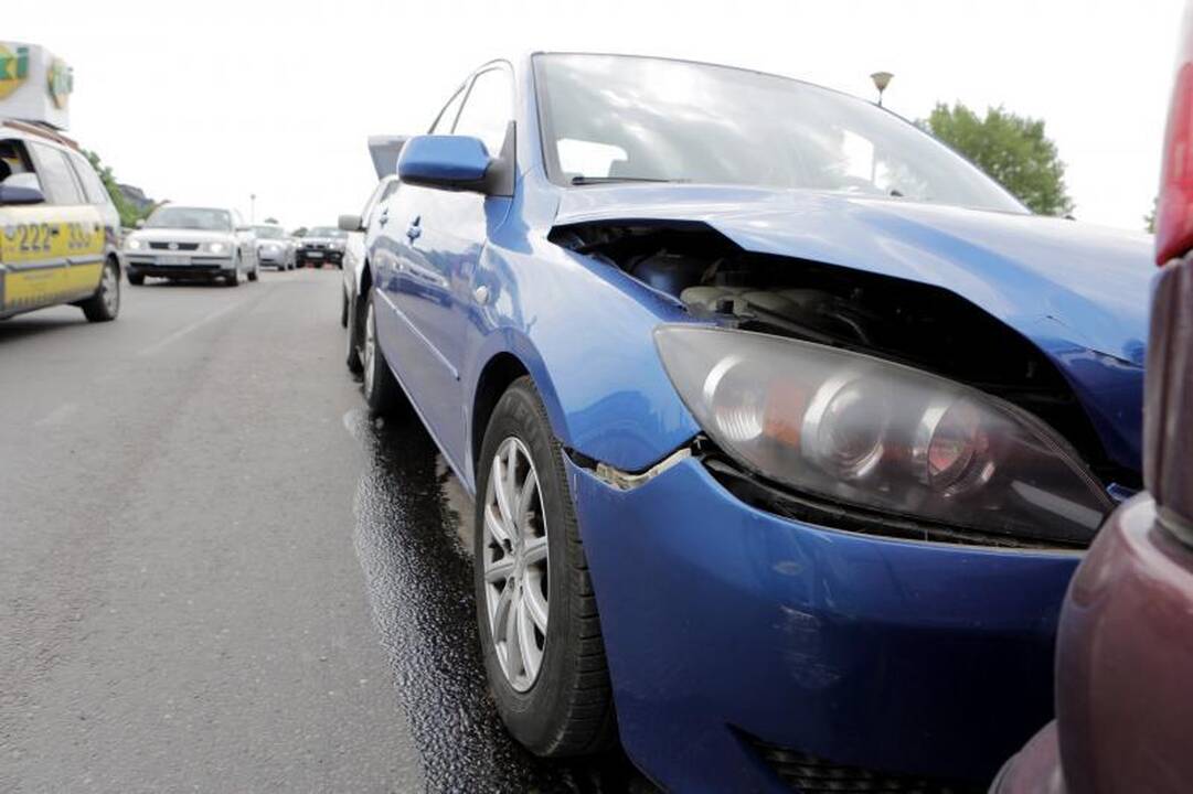 „Pasibučiavę“ keturi automobiliai užkimšo Pilies gatvę