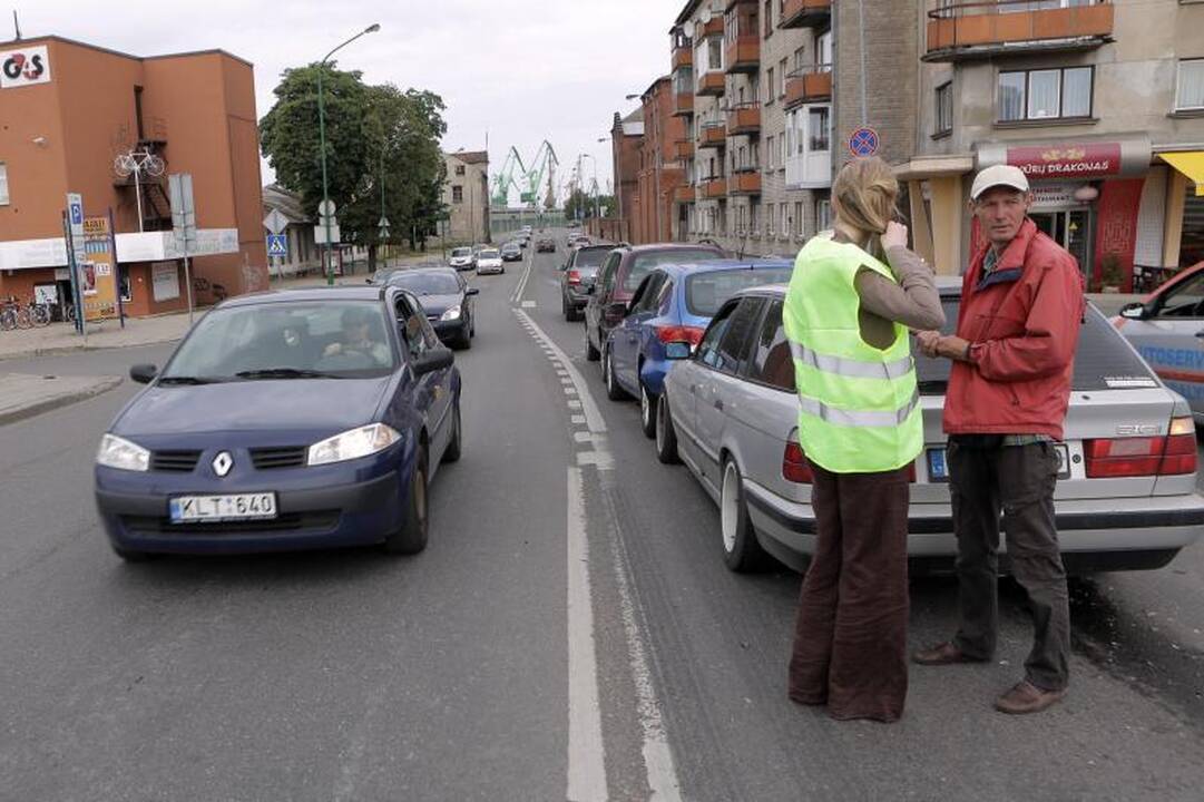 „Pasibučiavę“ keturi automobiliai užkimšo Pilies gatvę