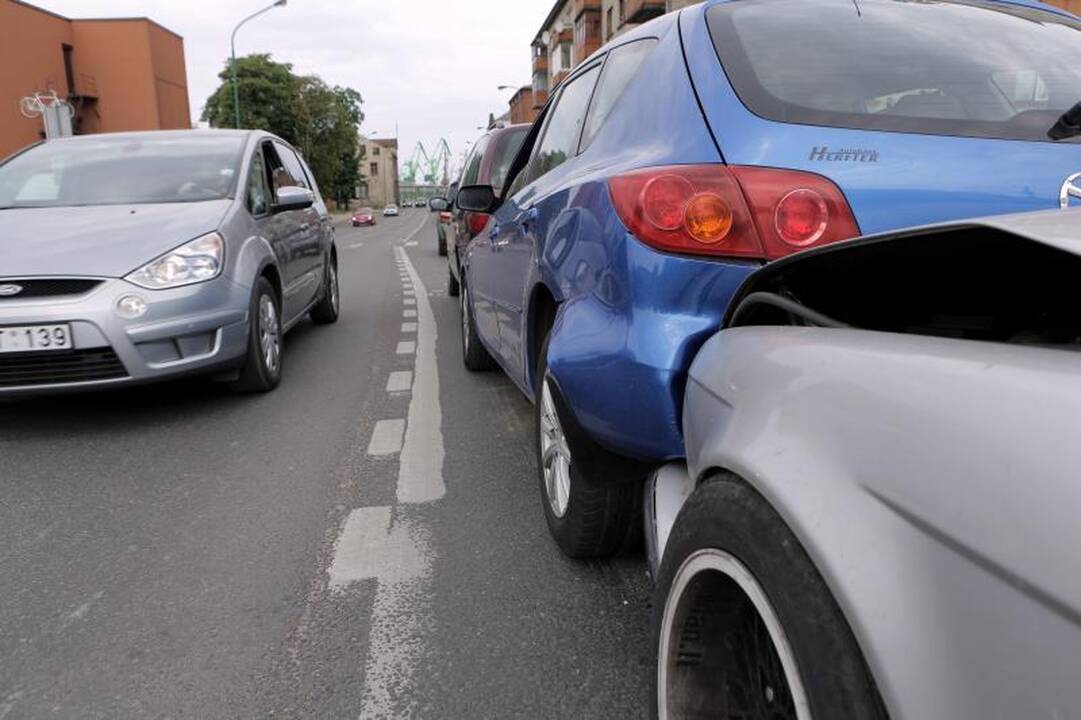 „Pasibučiavę“ keturi automobiliai užkimšo Pilies gatvę