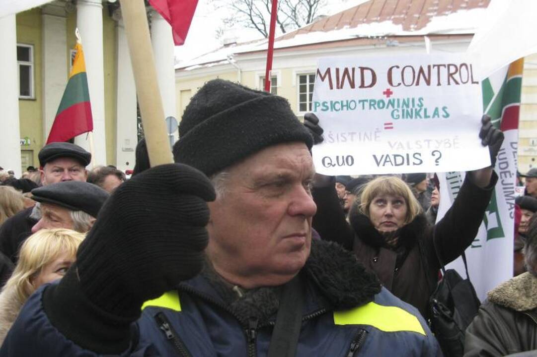 Prie prezidentūros aidėjo: „Neleiskime žaginti tėvynės“