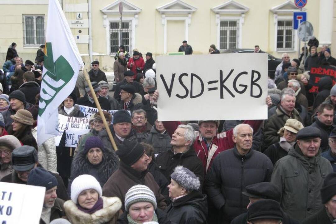 Prie prezidentūros aidėjo: „Neleiskime žaginti tėvynės“