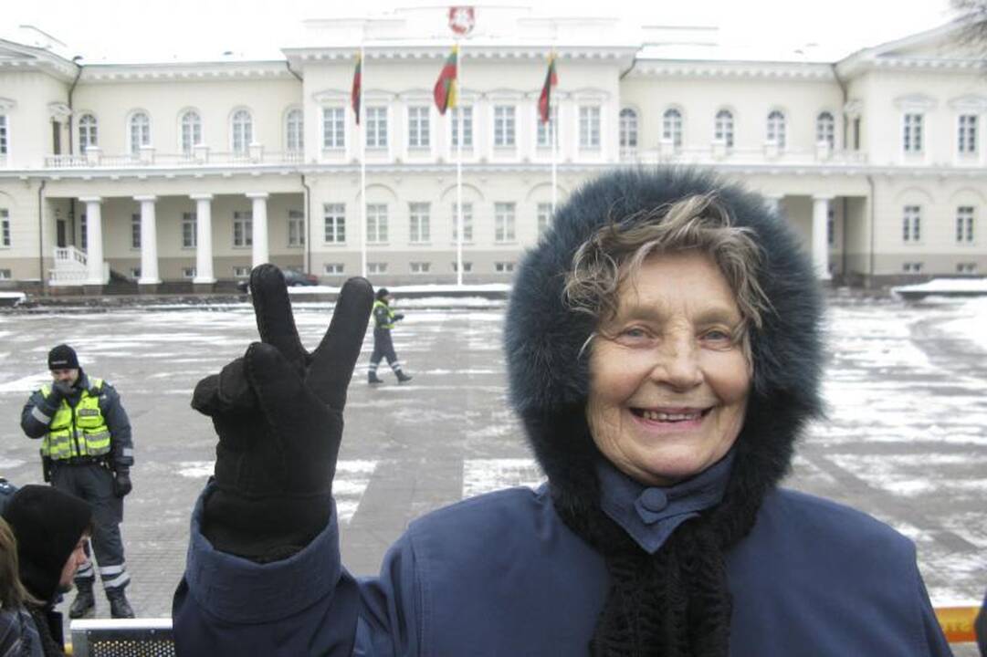 Prie prezidentūros aidėjo: „Neleiskime žaginti tėvynės“