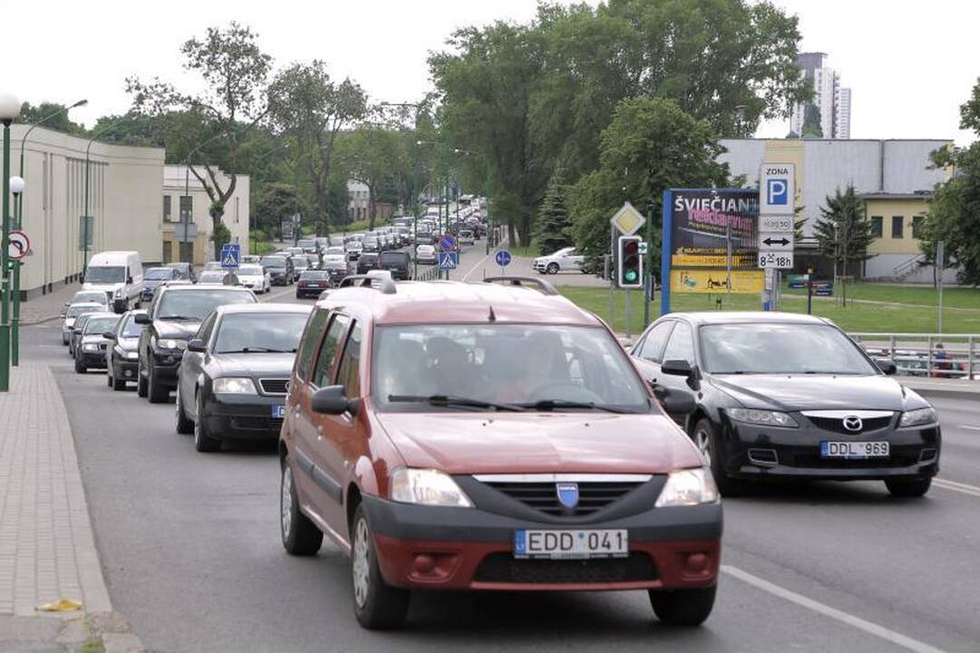 „Pasibučiavę“ keturi automobiliai užkimšo Pilies gatvę