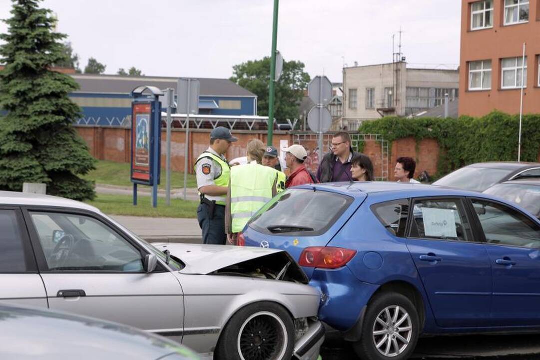 „Pasibučiavę“ keturi automobiliai užkimšo Pilies gatvę