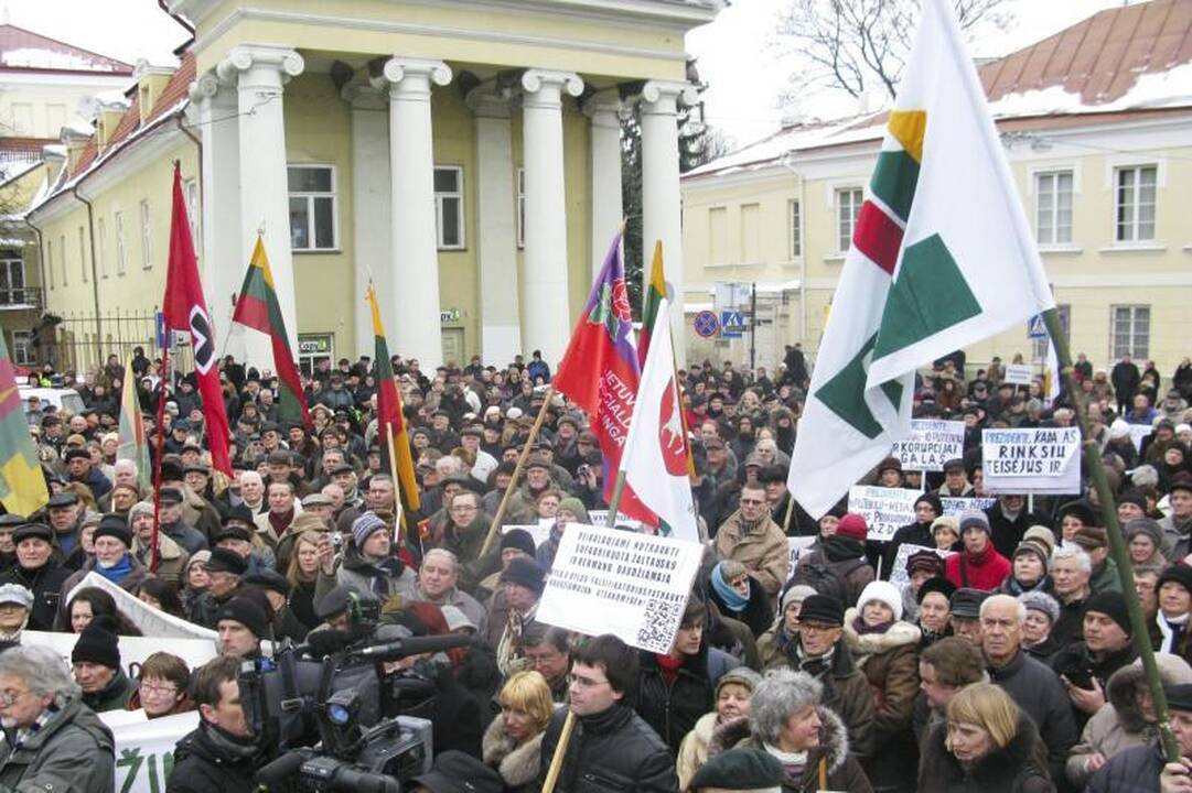 Prie prezidentūros aidėjo: „Neleiskime žaginti tėvynės“