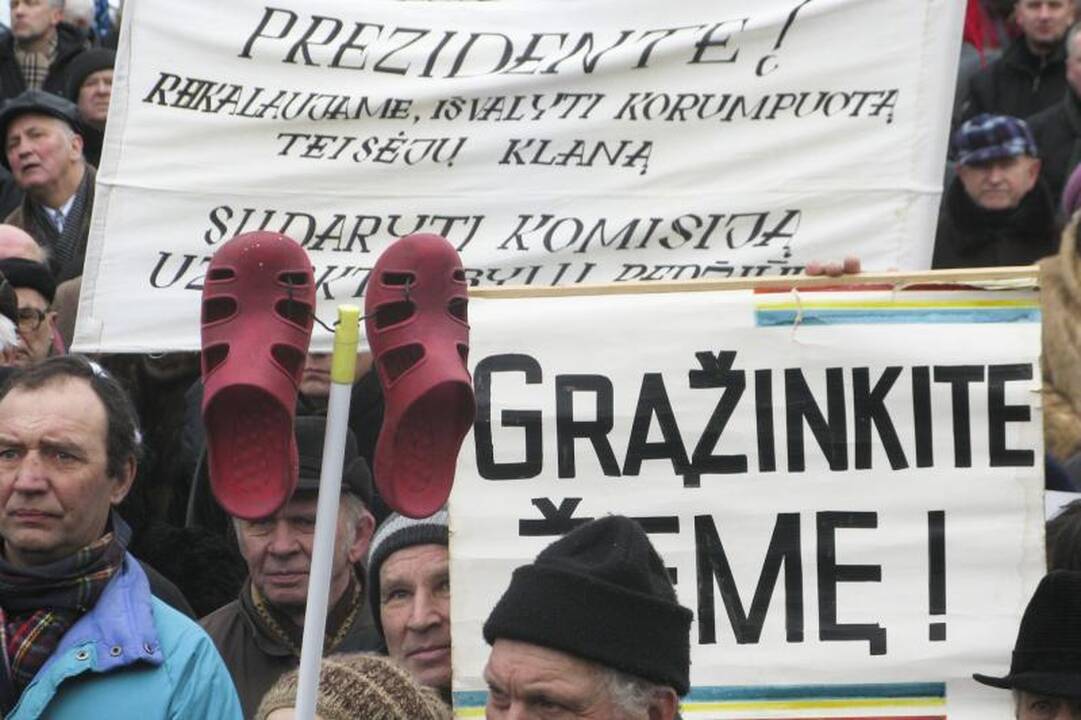 Prie prezidentūros aidėjo: „Neleiskime žaginti tėvynės“