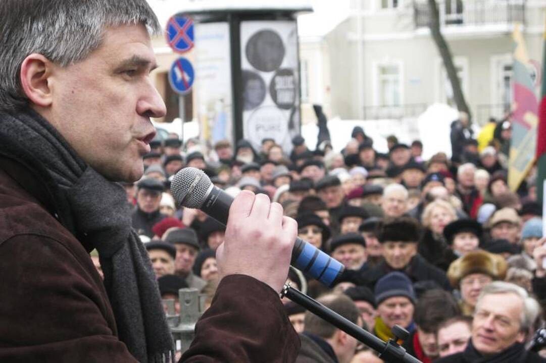 Prie prezidentūros aidėjo: „Neleiskime žaginti tėvynės“