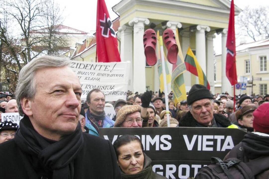 Prie prezidentūros aidėjo: „Neleiskime žaginti tėvynės“