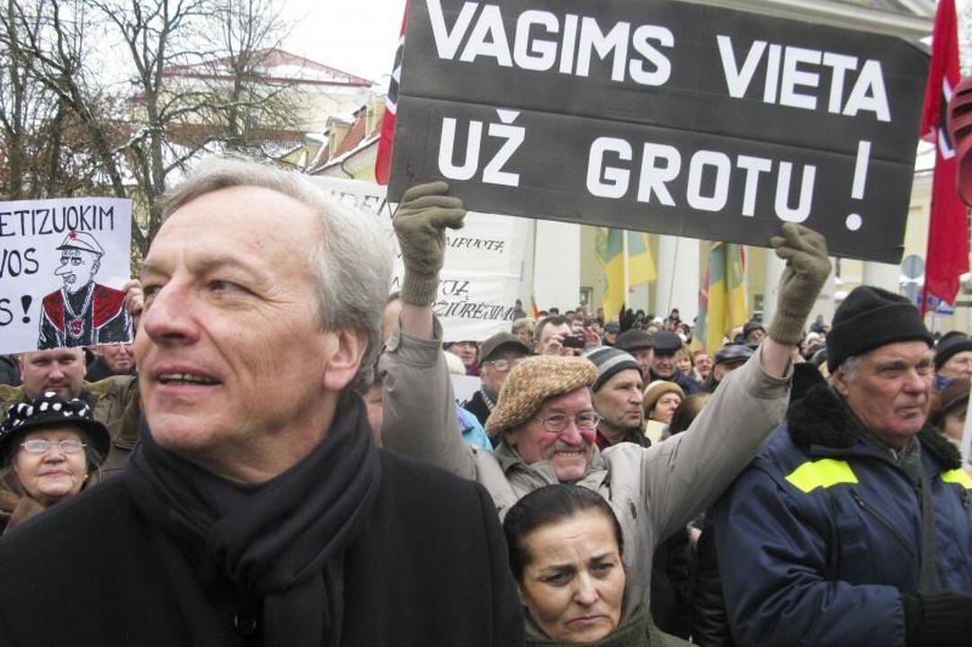 Prie prezidentūros aidėjo: „Neleiskime žaginti tėvynės“