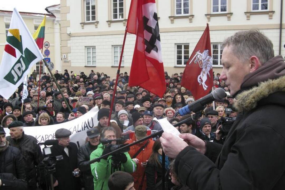 Prie prezidentūros aidėjo: „Neleiskime žaginti tėvynės“