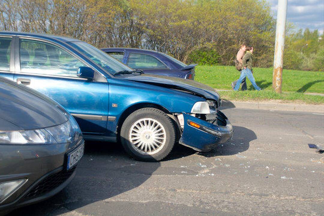 Girtas vairuotojas Žirmūnuose sudaužė tris automobilius