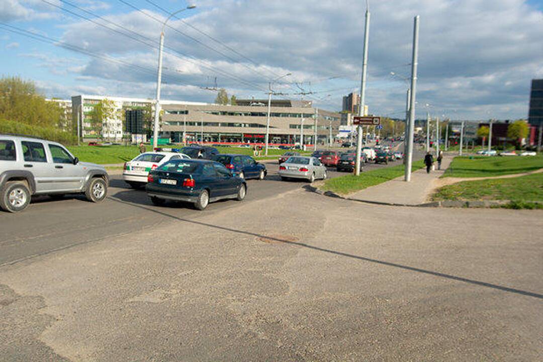Girtas vairuotojas Žirmūnuose sudaužė tris automobilius