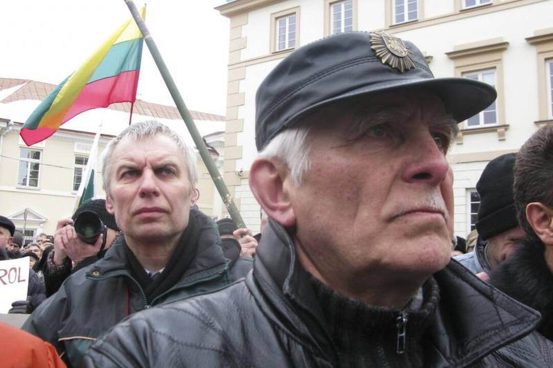 Prie prezidentūros aidėjo: „Neleiskime žaginti tėvynės“