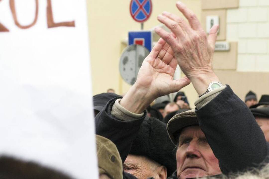 Prie prezidentūros aidėjo: „Neleiskime žaginti tėvynės“