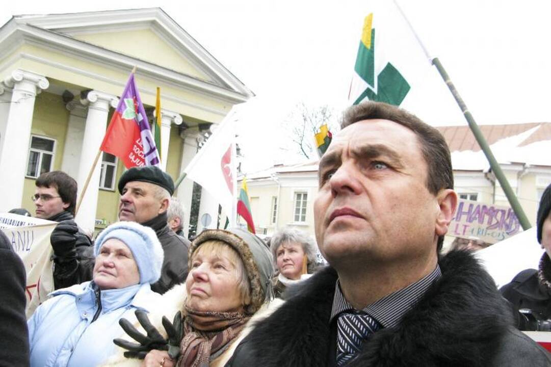 Prie prezidentūros aidėjo: „Neleiskime žaginti tėvynės“