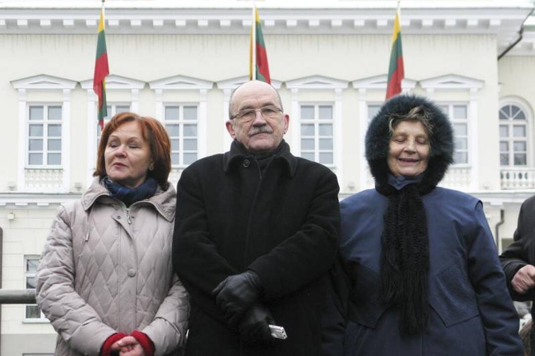 Prie prezidentūros aidėjo: „Neleiskime žaginti tėvynės“