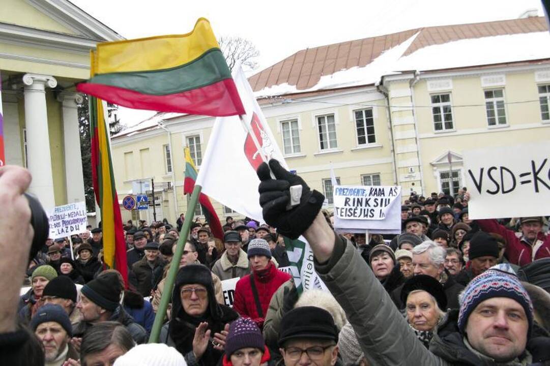 Prie prezidentūros aidėjo: „Neleiskime žaginti tėvynės“