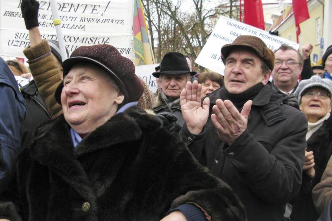 Prie prezidentūros aidėjo: „Neleiskime žaginti tėvynės“