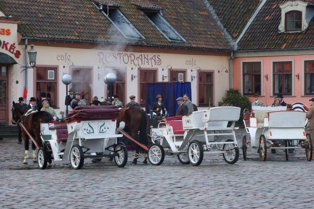 Trečiadienio rytą Teatro aikštė virto filmavimo aikštele