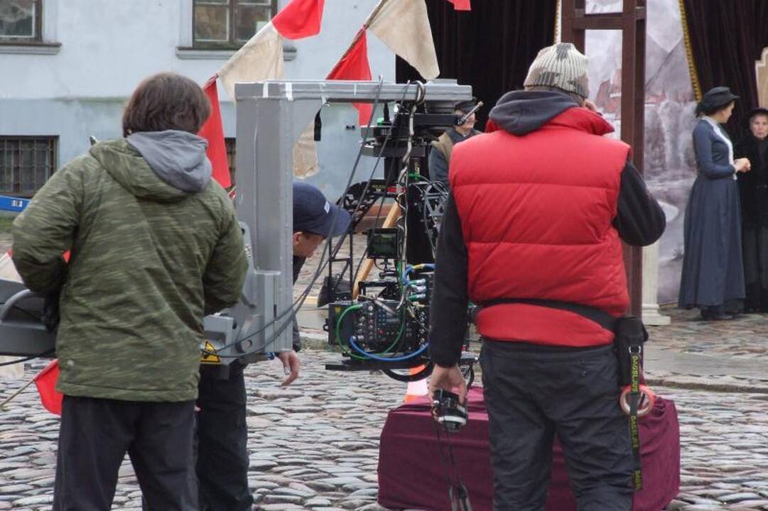 Trečiadienio rytą Teatro aikštė virto filmavimo aikštele