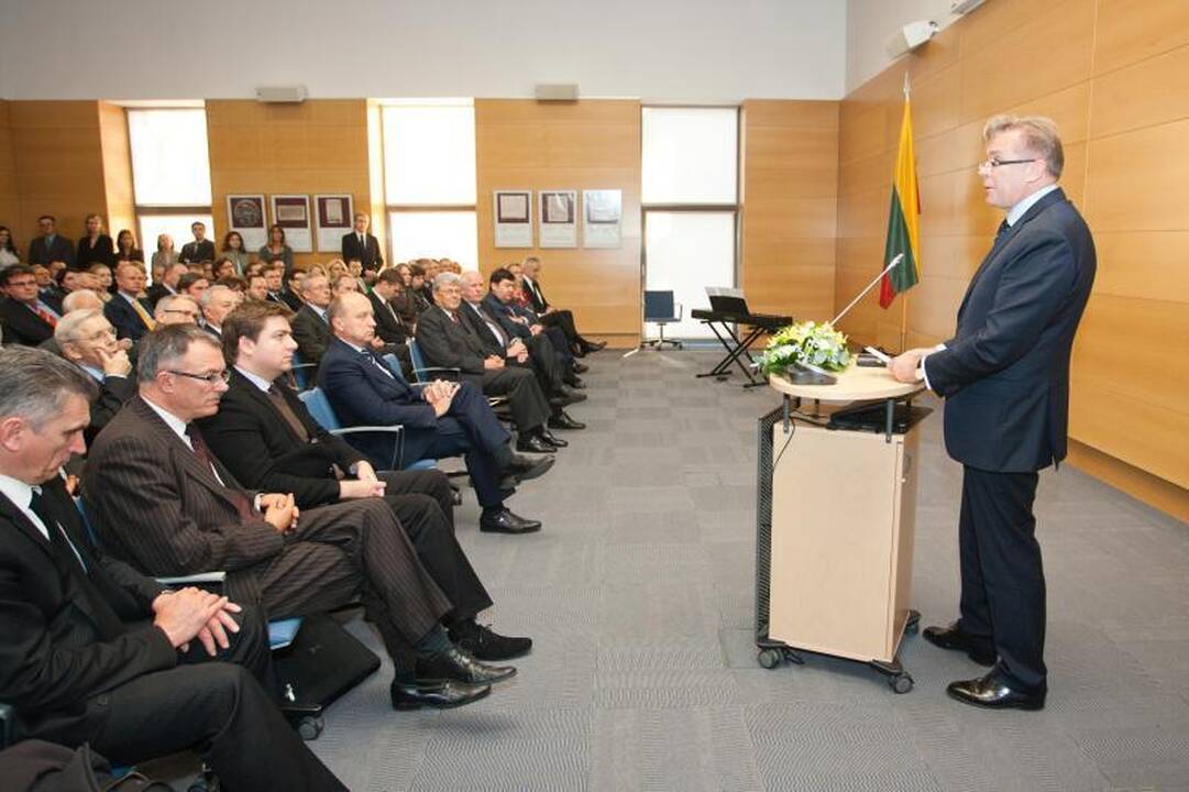 Apdovanoti Lietuvos diplomatijai nusipelnę asmenys
