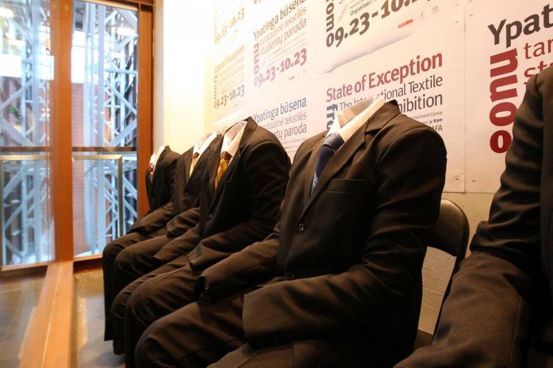 Tekstilės bienalė: cukrinės suknelės ir batai iš žiedlapių