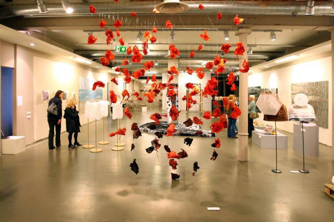 Tekstilės bienalė: cukrinės suknelės ir batai iš žiedlapių
