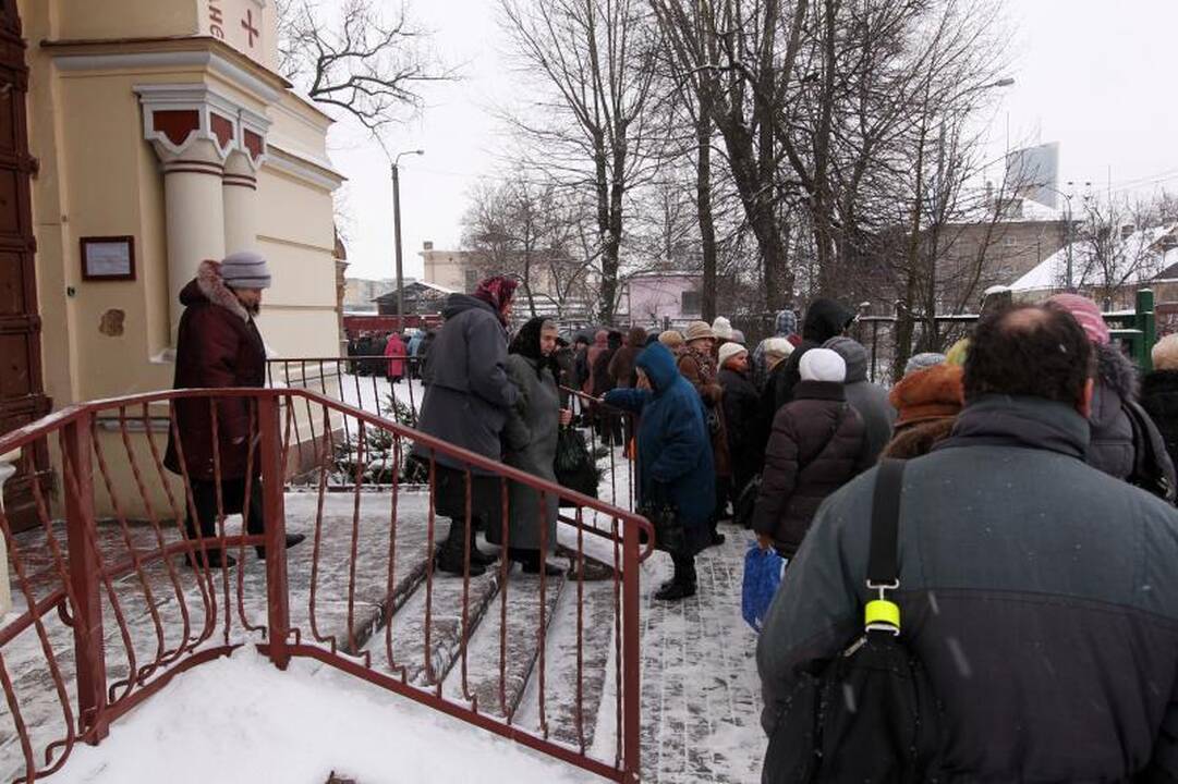 Cerkvę Šnipiškėse užplūdo šventinto vandens trokštantys gyventojai