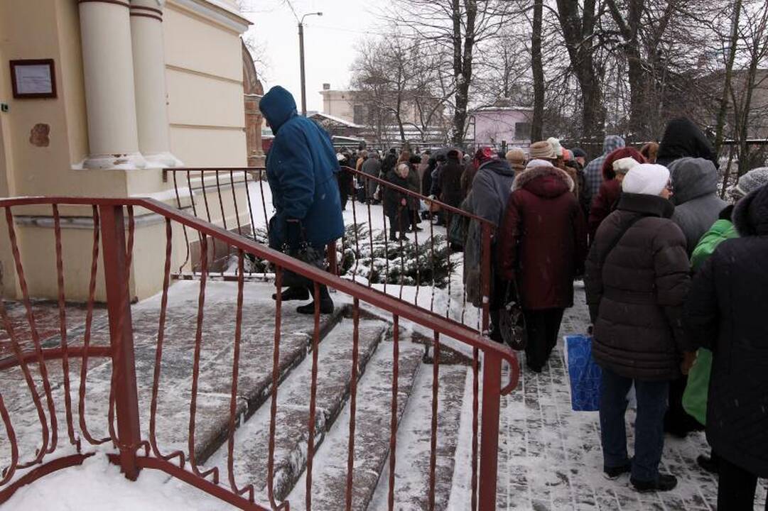 Cerkvę Šnipiškėse užplūdo šventinto vandens trokštantys gyventojai
