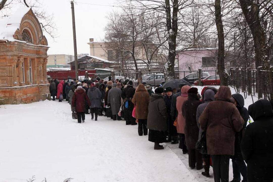 Cerkvę Šnipiškėse užplūdo šventinto vandens trokštantys gyventojai