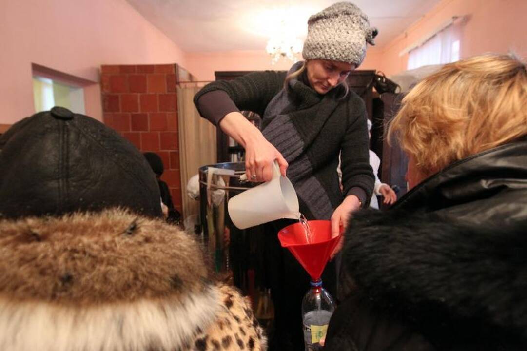 Cerkvę Šnipiškėse užplūdo šventinto vandens trokštantys gyventojai