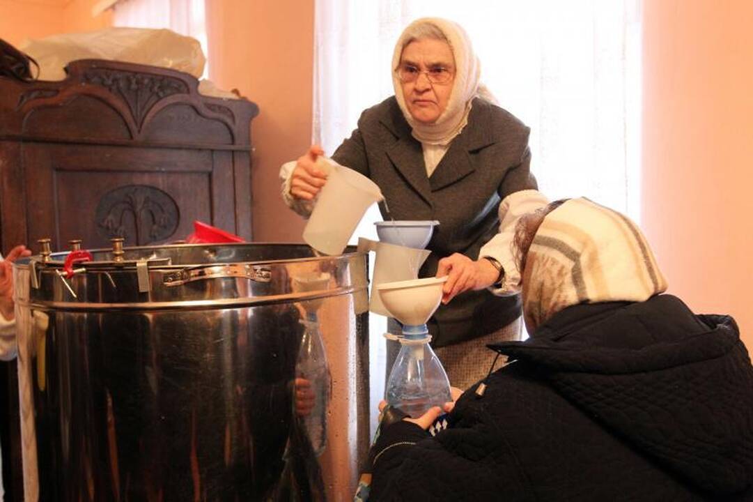 Cerkvę Šnipiškėse užplūdo šventinto vandens trokštantys gyventojai