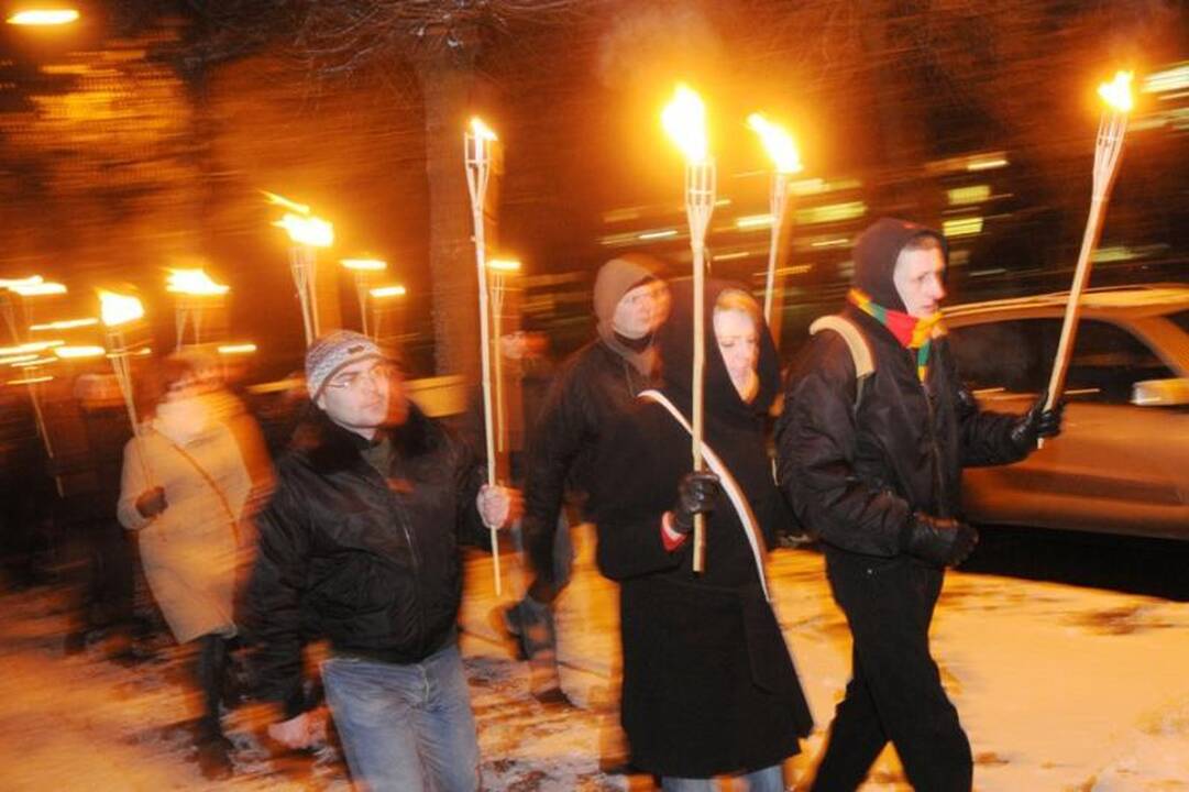 Kraštutiniai patriotai Sausio 13-ąją paminėjo eisena su deglais