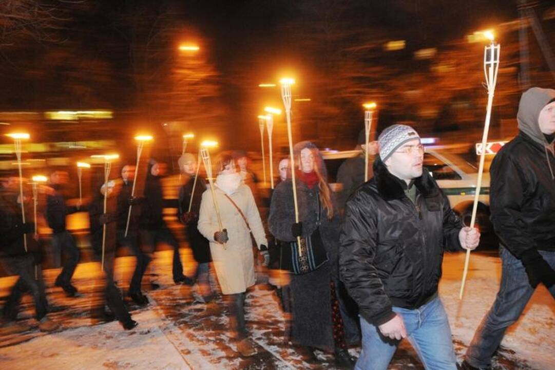 Kraštutiniai patriotai Sausio 13-ąją paminėjo eisena su deglais
