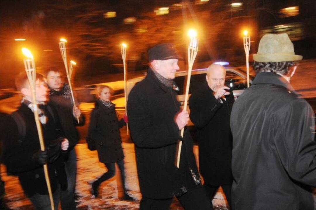 Kraštutiniai patriotai Sausio 13-ąją paminėjo eisena su deglais