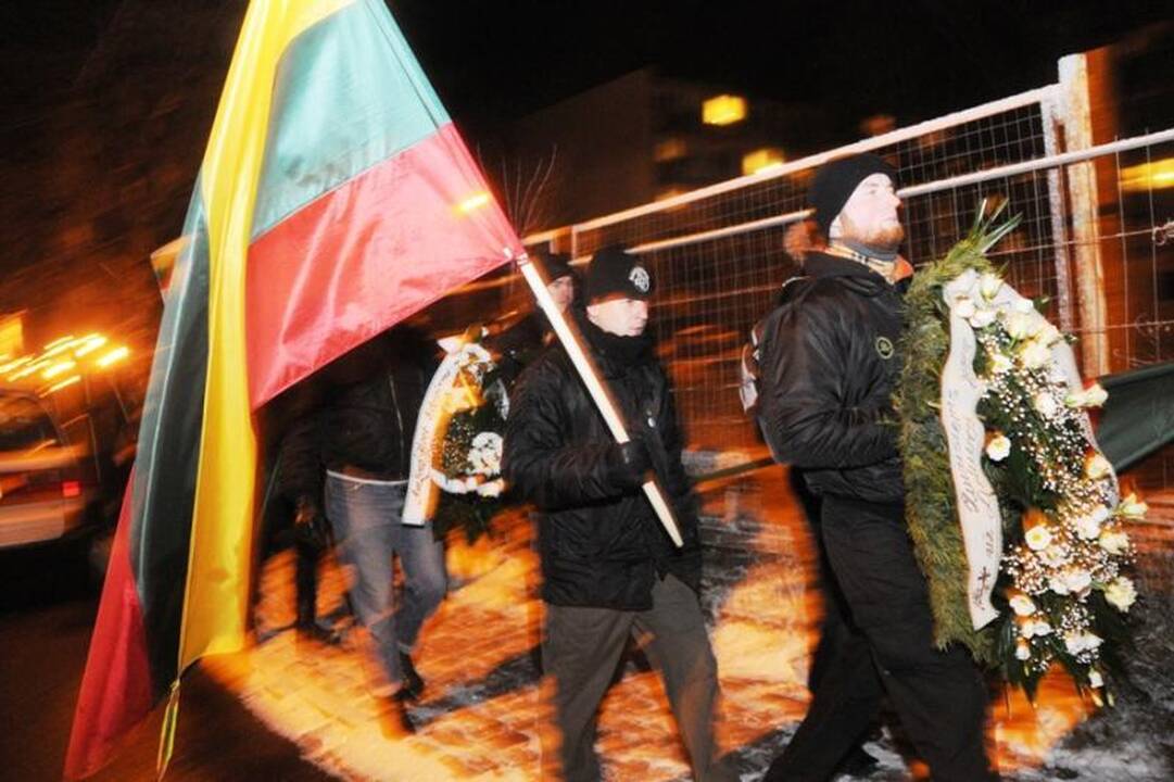 Kraštutiniai patriotai Sausio 13-ąją paminėjo eisena su deglais